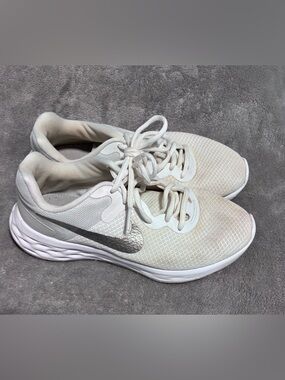 Nike Women's White and Silver Lightweight Running Sneakers